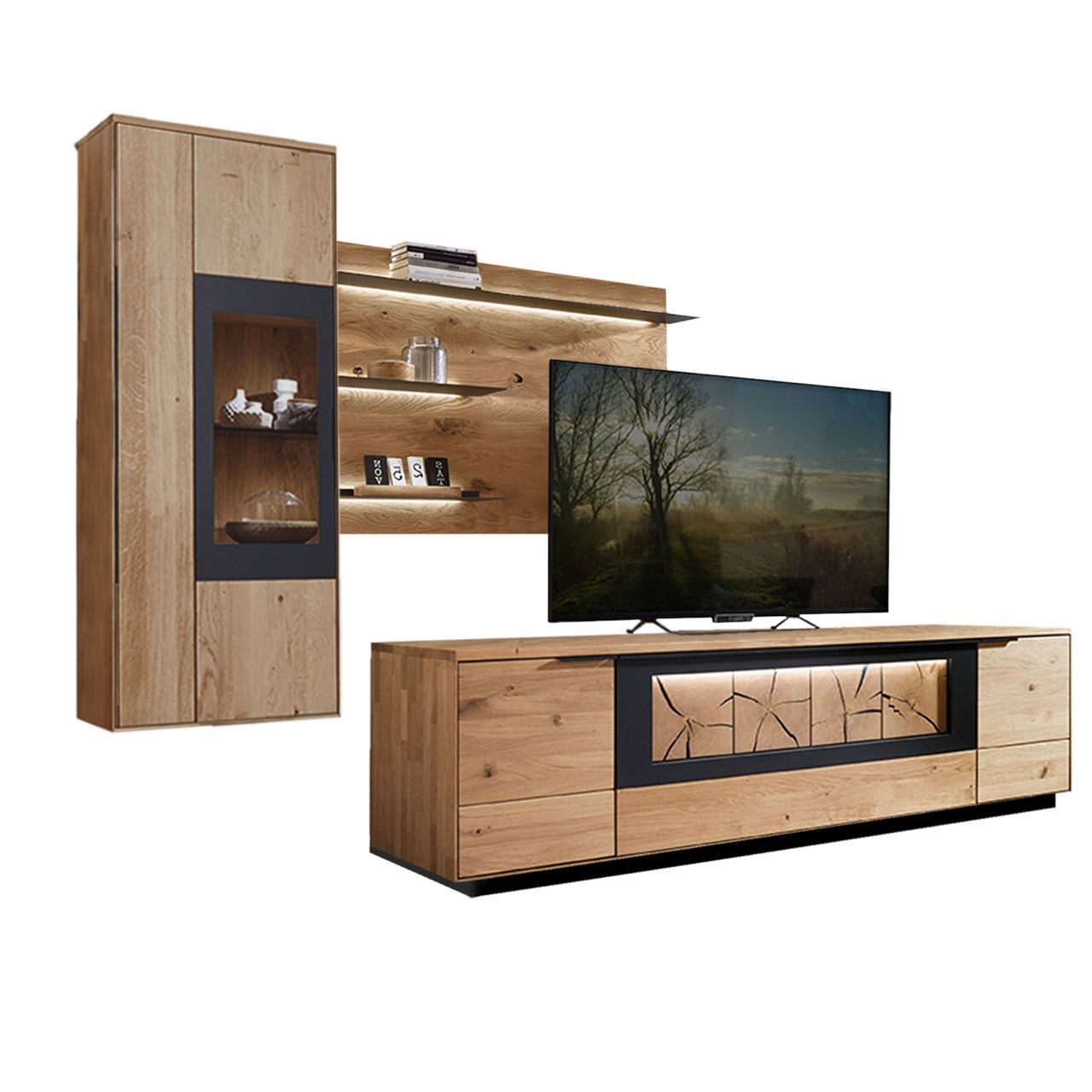 Wohnzimmer Type 0106S, bestehend aus einer Hängevitrine in Wildeiche mit einem carbonfarbigen Metallrahmen, kombiniert mit einem Wandboard und einem Lowboard, in Wildeiche und Hirnholz Akzent inklusive Sockel.
