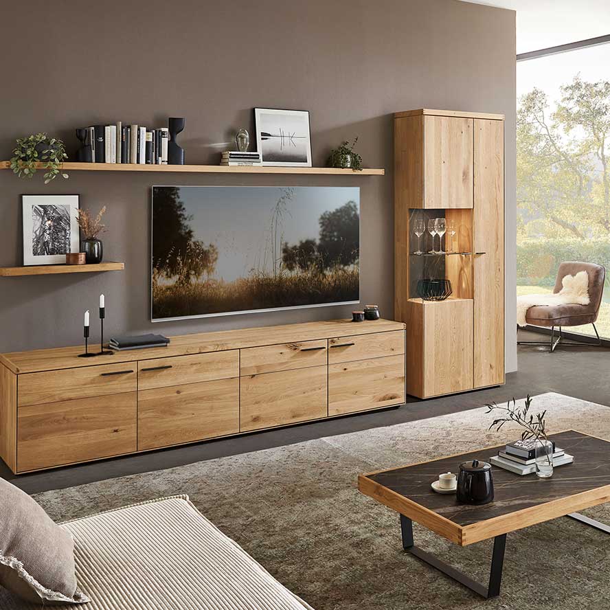 WM 2520 Wohnwand Type 0002 WM 2520 Wohnwand Type 0002 bestehend aus einer Vitrine mit einer Holztür und links eine breiteren Vitrinentür, rechts davon steht das größste Lowboard es besitzt vier Türen mit der Breite von 241,9 cm.