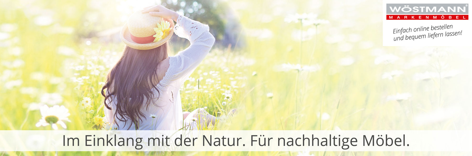 Banner - Im Einklang mit der Natur, nachhaltige Möbel von Wöstmann. Frau in einer Wiesenlandschaft. Im Einklang mit der Natur, nachhaltige Möbel von Wöstmann. Frau in einer Wiesenlandschaft.