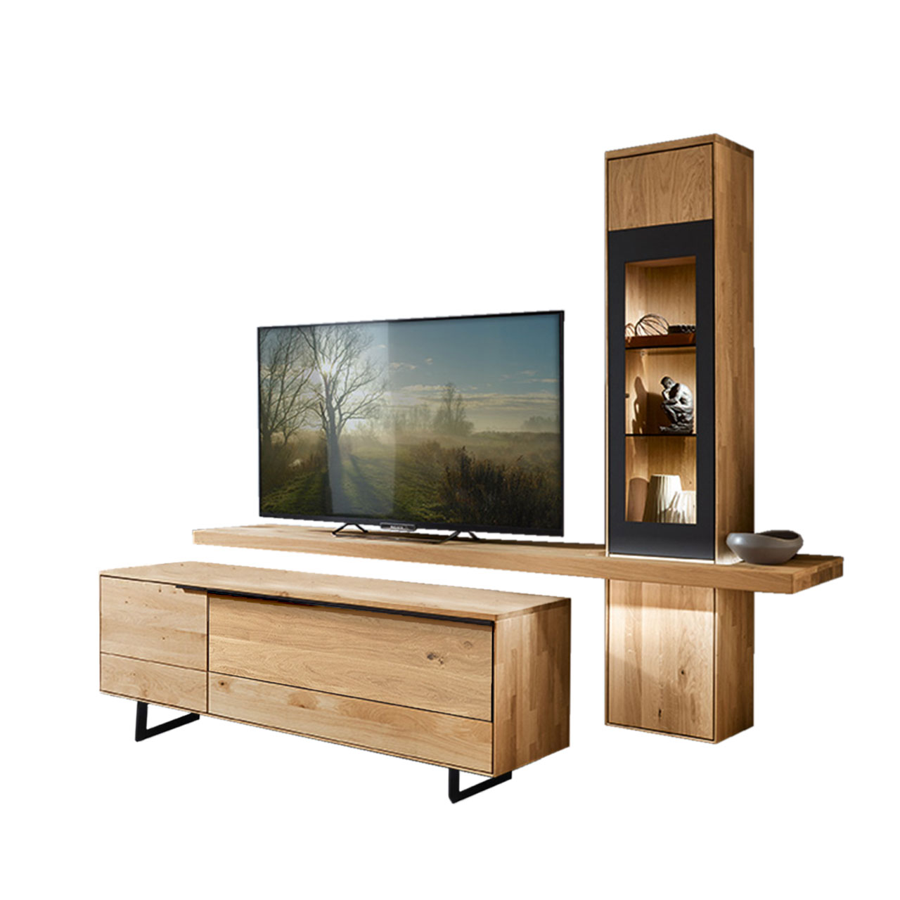 WM 1910 Wohnzimmer Type 0003F Wohnzimmer Type 0003f bestehend aus einem TV-Hängeelement als Vitrine in Wildeiche und einem mittig angebrachten Board für den Fernseher, kombiniert mit einem Lowboard in Wildeiche mit Kufen.