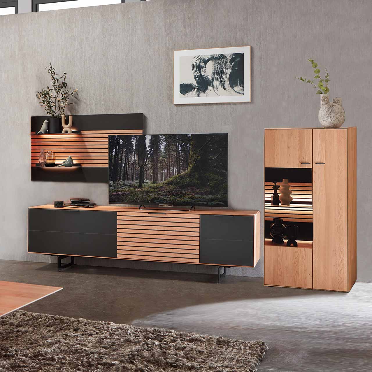 WM2320-Wohnwand-0002-Erle-Abbildung WM 2320 - Wohnwand 0002 in Erle Korpus mit Lamellen und schwarzer Mattglas Akzent-Front. Bestehend aus eine Lowboard, einem Highboard und ein Wandpaneel mit zwei Ablagen.