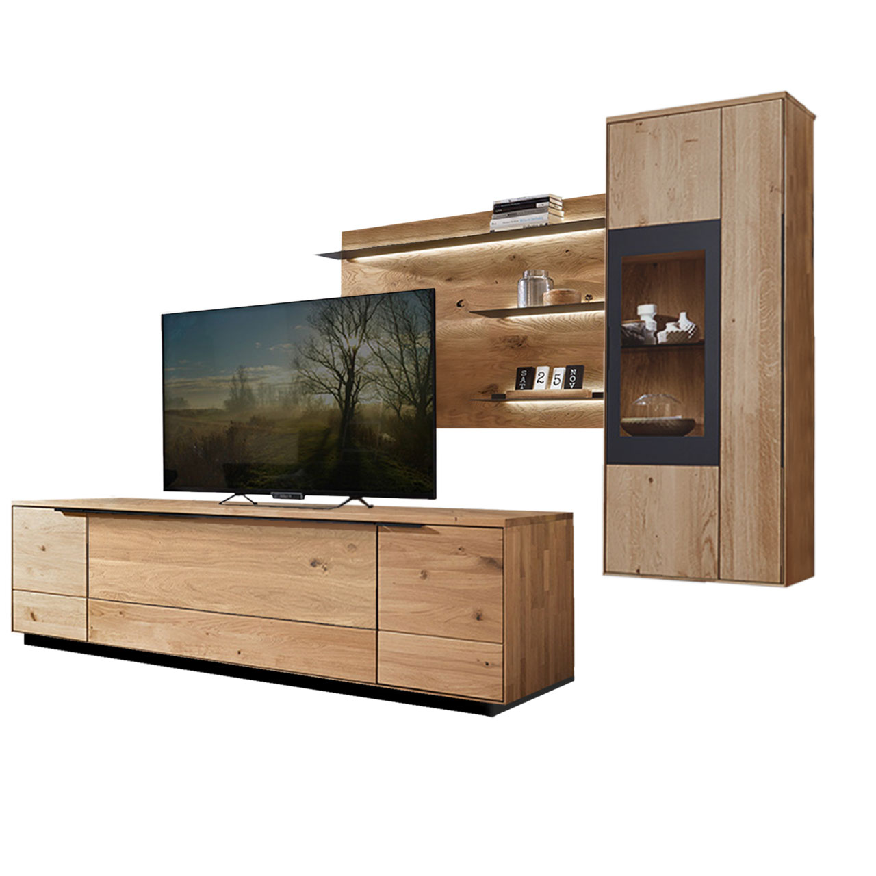 WM 1910 Wohnzimmer Type 0005S Wohnzimmer Type 0005S bestehend aus einer Hängevitrine in Wildeiche abgesetzt mit einem carbonfarbigen Metallrahmen, kombiniert mit einem angesetzten Wandpaneel, kombiniert mit einem Lowboard in Wildeiche mit Sockel.