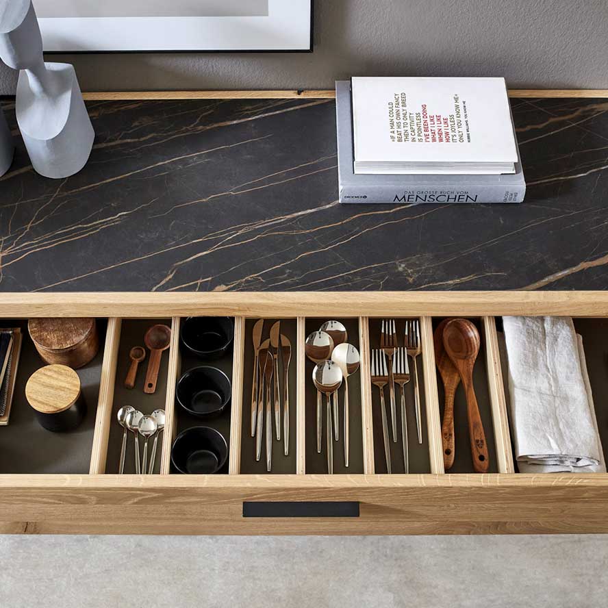 WM2520 Besteckeinsatz WM2520 Obere Einsicht in den Schubladen eines Sideboards in der oberen Schublade ist ein Besteckeinsatz in Wildeiche zu sehen