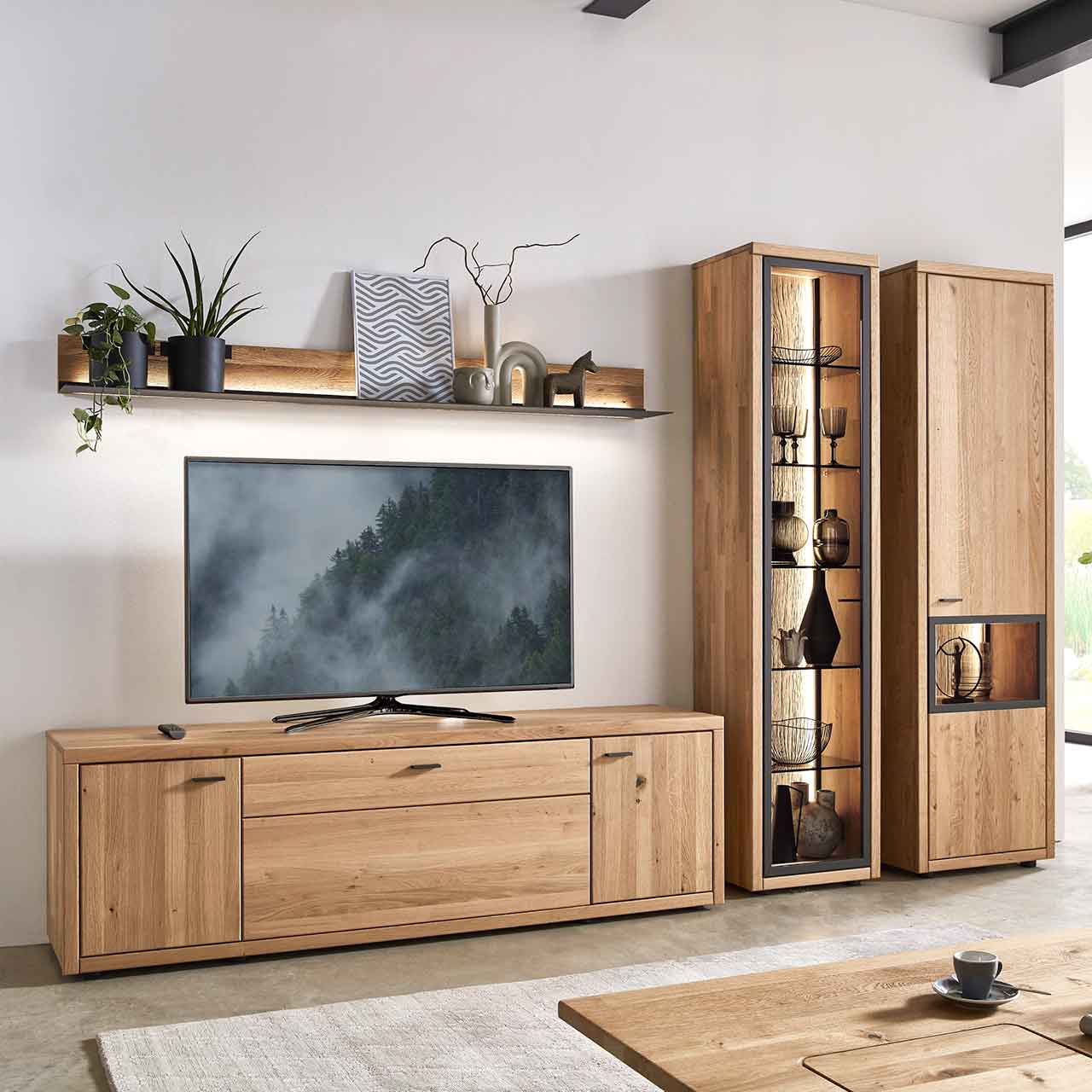 WM 2250  - Zeilenschrank 6423 WM 2250  - Zeilenschrank 6423 In Wildeiche, als Vitrinenschrank. Integriert in einer Wohnwand.