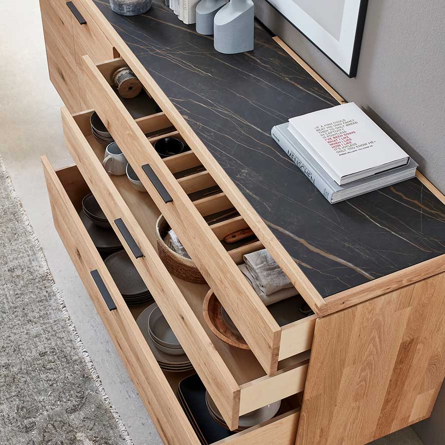 WM2520 Obere Einsicht in den Schubladen eines Sideboards in der oberen Schublade ist ein Besteckeinsatz in Wildeiche zu sehen