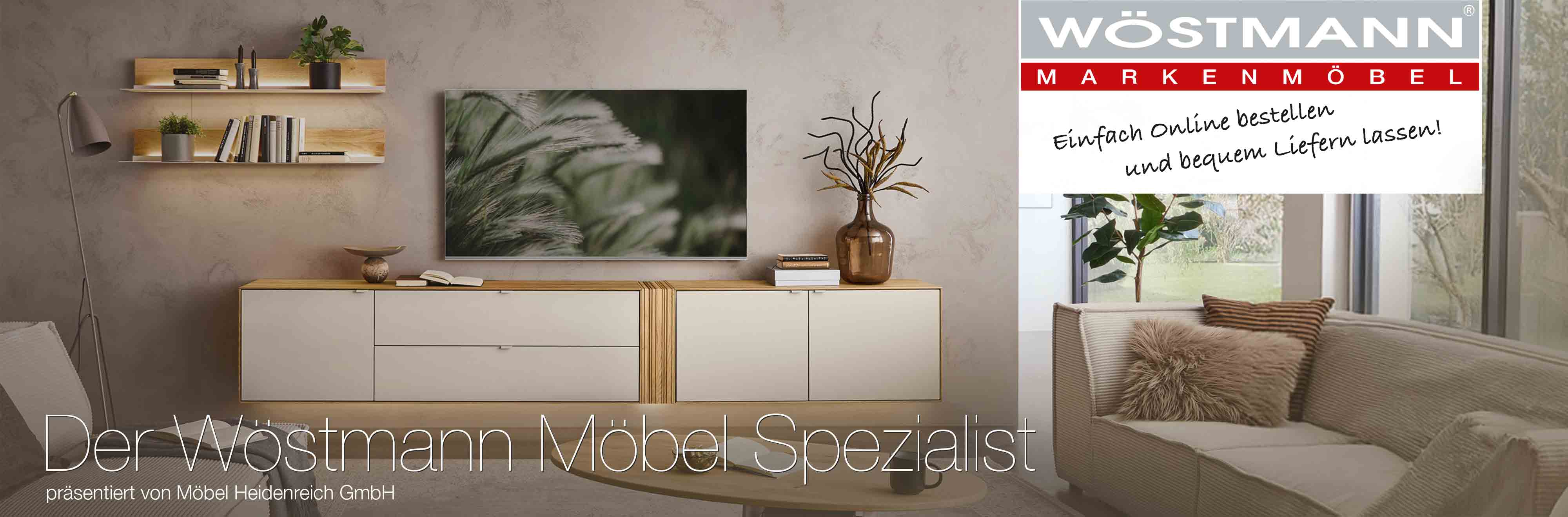 Modernes Wohnzimmer aus der Serie WM2610 mit weißen Lowboard und seitlich angebrachte, beleuchtete Metallregal von der Möbelmarke Wöstmann. Werbetext: Der Wöstmann Möbel Spezialist.
