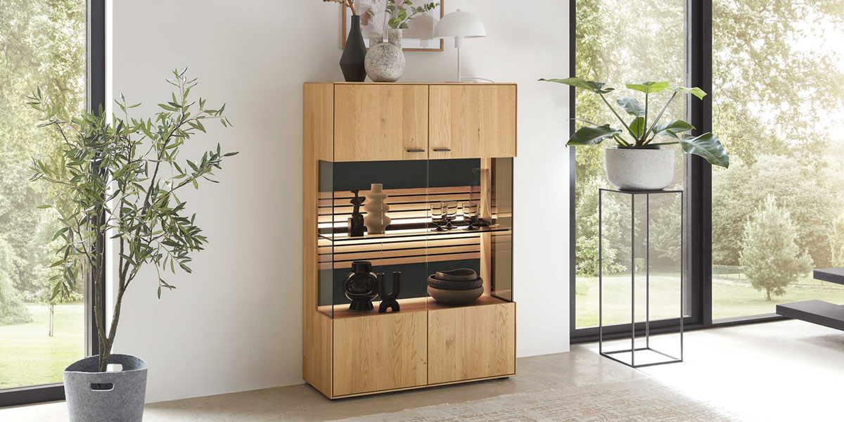 Wöstmann Highboard Dieses Highboard in Wildeiche mit Beleuchten Vitrinenfach und atemberaubendes Lamellen-Akzent, gibt Ihnen einen kleinen Eindruck über die Vielfältigkeit von Wöstmann. Ob mit Vitrinenfach mit Akzenten, ob mit Auszügen oder Türen, wählen Sie aus.