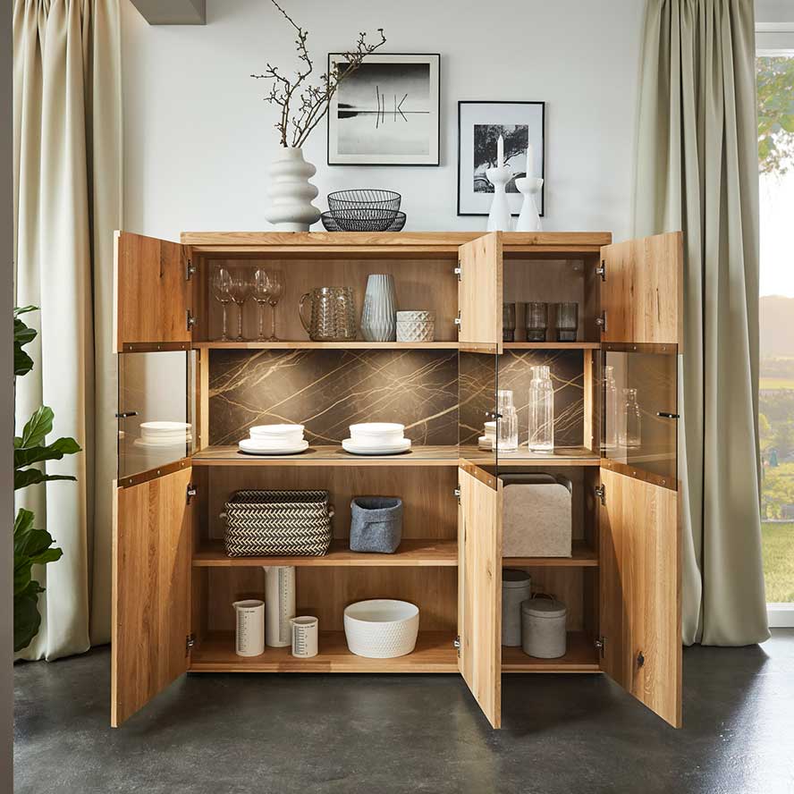 WM2520 Highboard Innenaufteilung drei Türen mit Vitrinenausschnitten geöffnet es gibt vier große Fächer und vier schmale Fächer