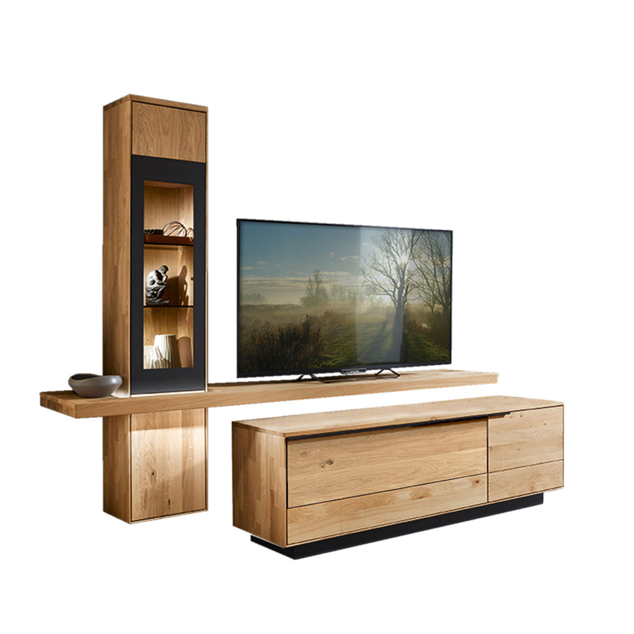 Wohnzimmer Type 0103S bestehend aus einem TV-Hängeelement als Vitrine in Wildeiche und einem mittig angebrachten Board für den Fernseher, kombiniert mit einem Lowboard in Wildeiche mit Sockel.