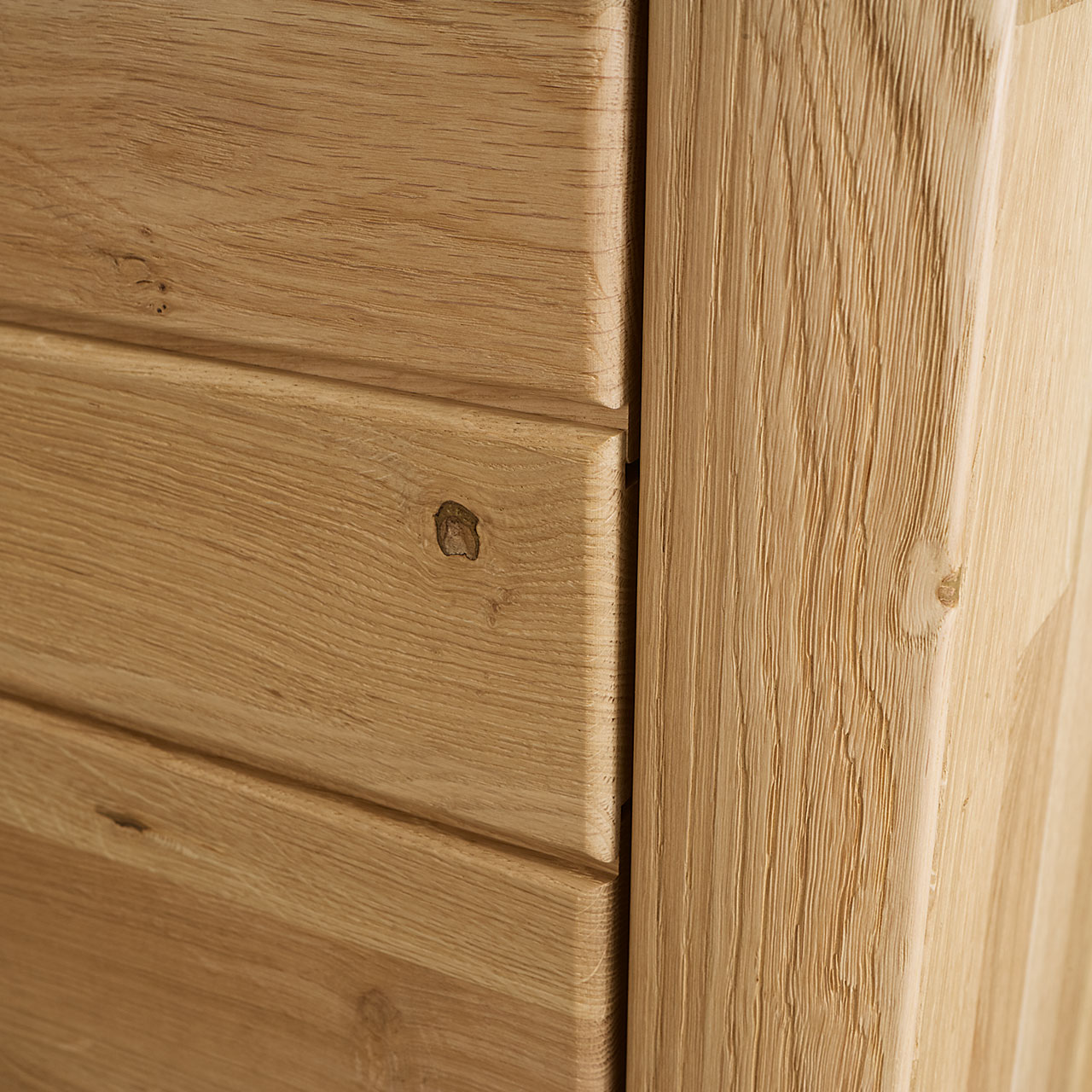 Aurum Highboard Detailaufnahme von der Wildeiche.