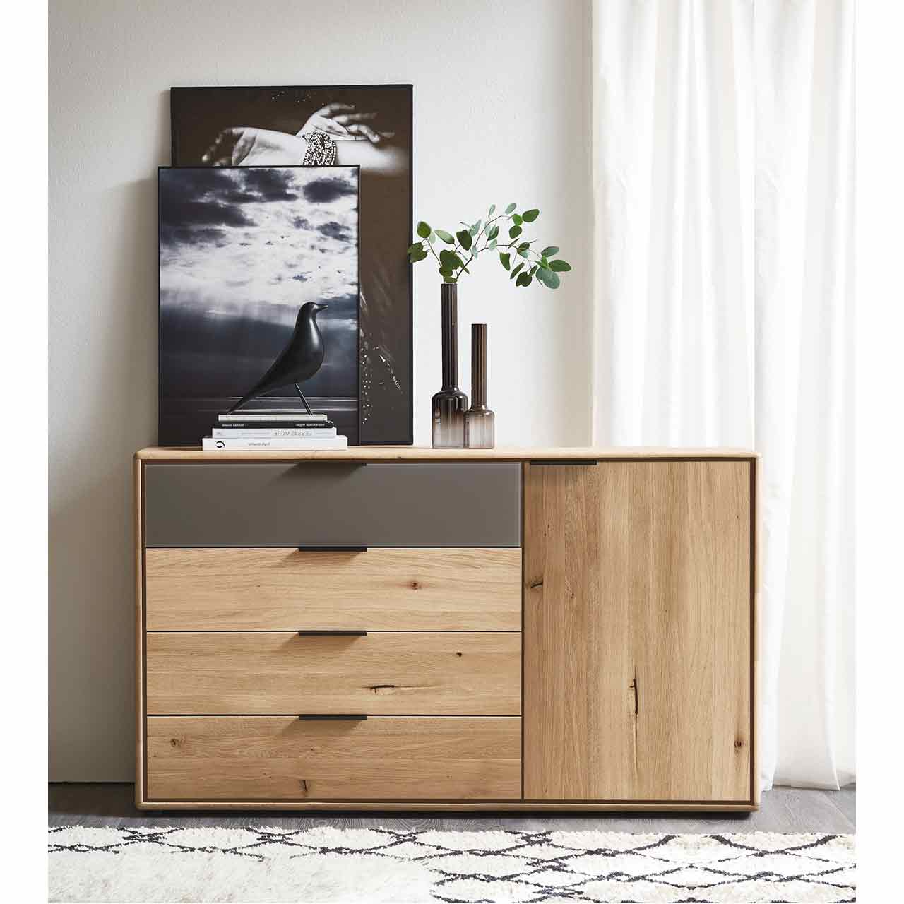 WSM 1600 Kommode 2134 Kommode 2134 in Wildeiche, mit einer Holztür rechts und links vier Schubladen, oberste Schublade in Lack Mocca Akzent.