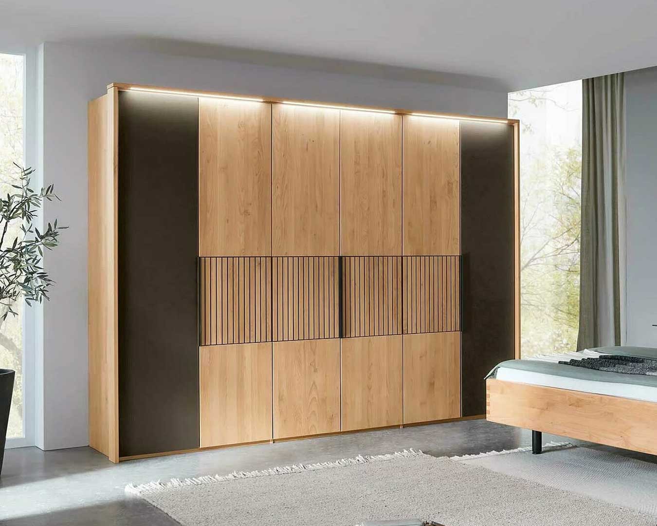 Hier geht es zu den WSM 4400 Kleiderschränke, optional mit dunklen Mattglas und Lamellen Akzent in verschiedenen Breiten.