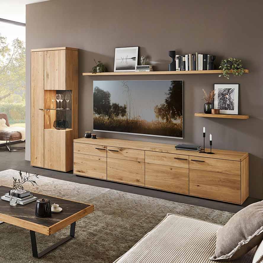 WM2520 Wohnwand Type 0102 WM2520 Wohnwand Type 0102 bestehend aus einer Vitrine mit einer Holztür und rechts eine breiteren Vitrinentür, rechts davon steht das größste Lowboard es besitzt vier Türen mit der Breite von 241,9 cm.