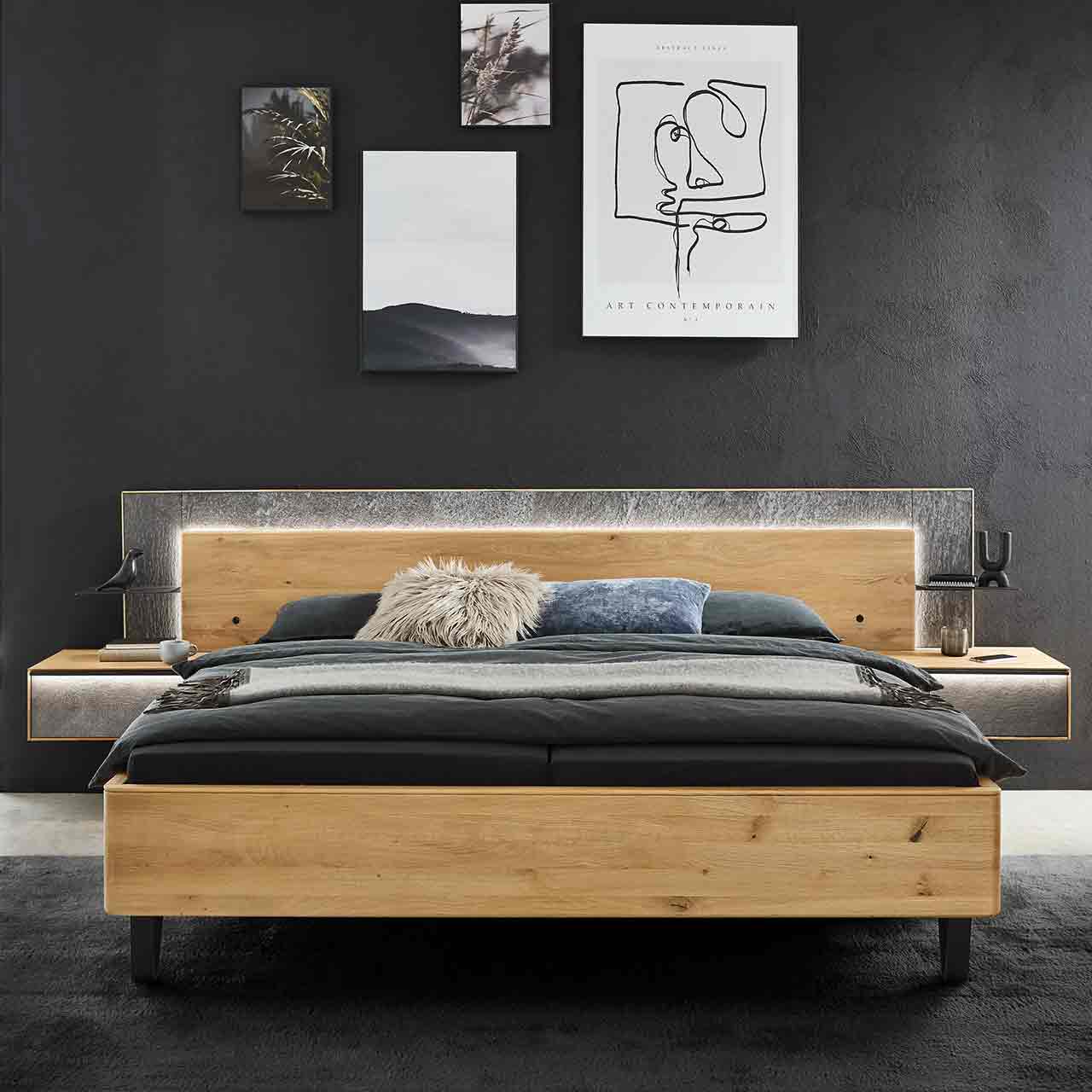 Doppelbett WSM 5100 Hier planen Sie Ihr Doppelbetten in Wildeiche mit Konsolen und Paneelaufsätze, ergänzt durch den Steinfunier Akzent.