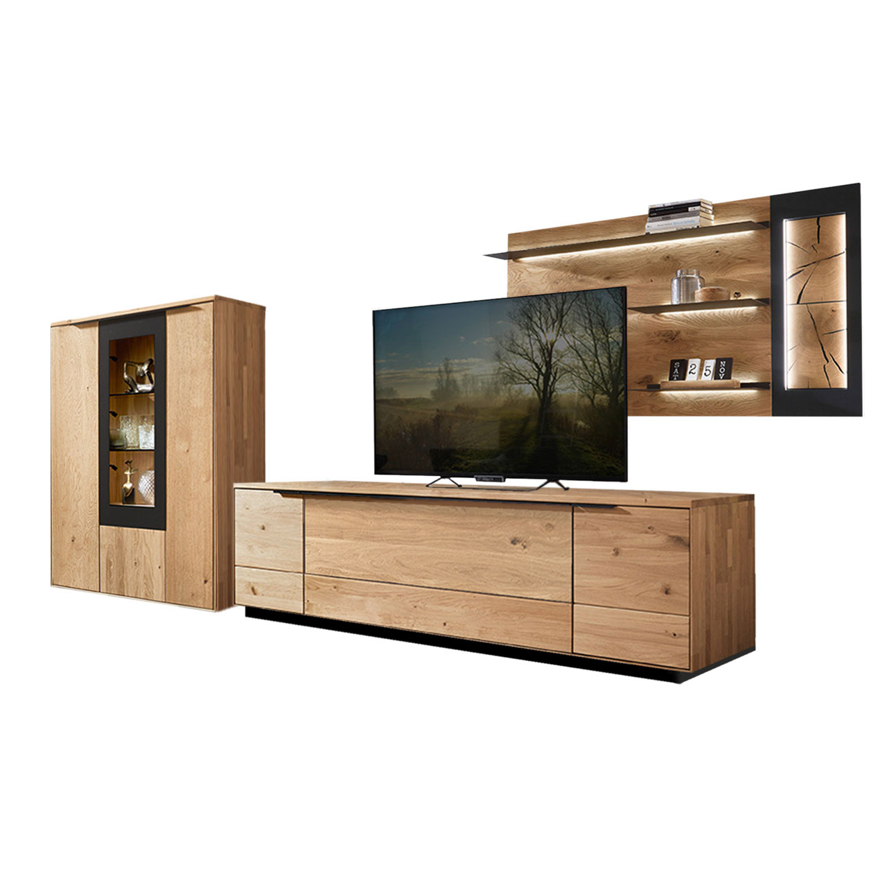WM 1910 Wohnzimmer Type 0007S Wohnzimmer Type 0007S bestehend aus einer Highboard mit Vitrineneinsatz in Wildeiche abgesetzt mit einem carbonfarbigen Metallrahmen, kombiniert mit einem Wandpaneel, kombiniert mit einem Lowboard in Wildeiche mit Sockel.