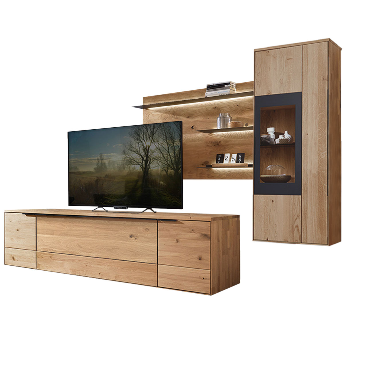 WM 1910 Wohnzimmer Type 0005G Wohnzimmer Type 0005G bestehend aus einer Hängevitrine in Wildeiche abgesetzt mit einem carbonfarbigen Metallrahmen, kombiniert mit einem angesetzten Wandpaneel, kombiniert mit einem Lowboard in Wildeiche.