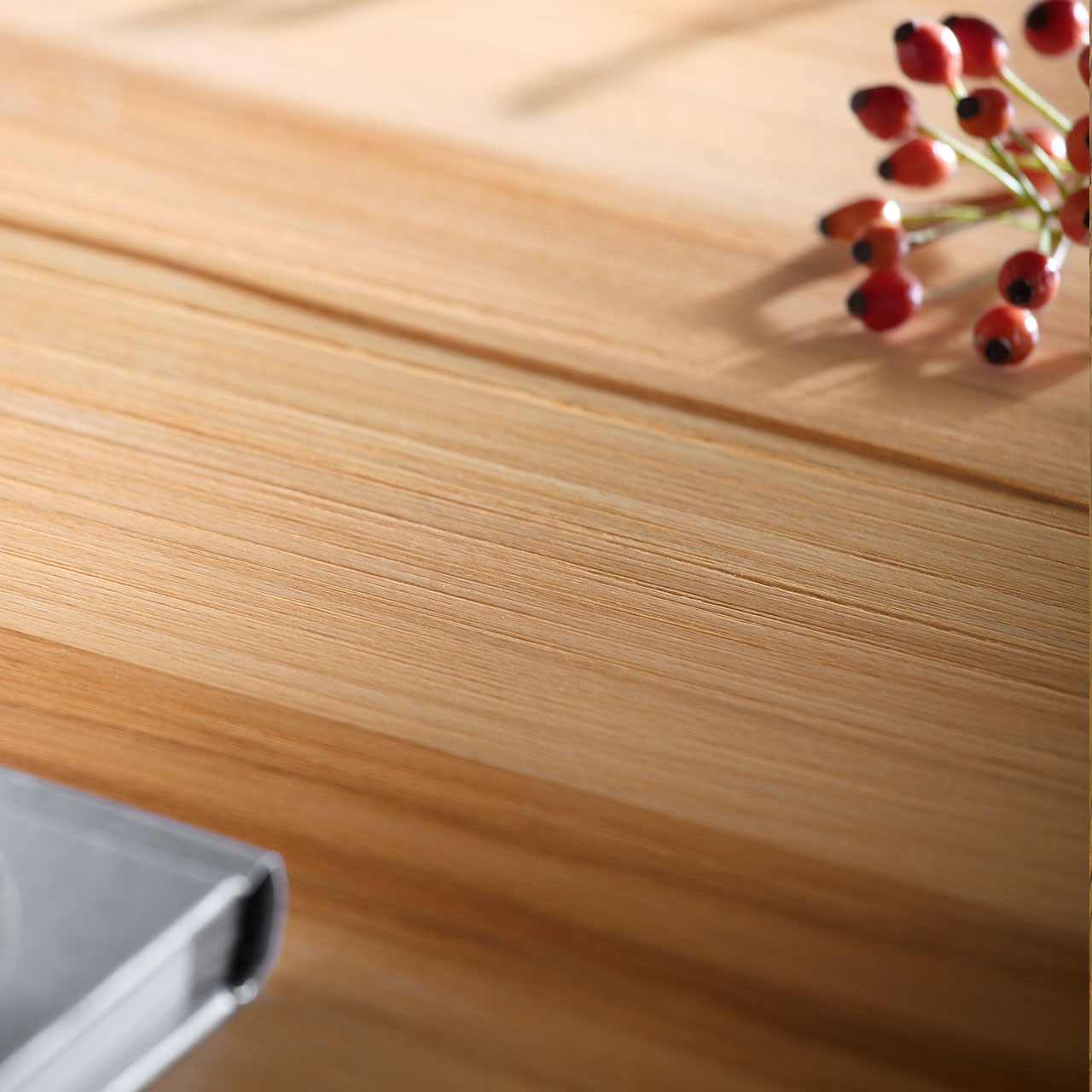 SOLEO 3000 MEDIENELEMENT-DETAILAUFNAHME KERNBUCHE Medienelement in Kernbuche als Detailaufnahme.