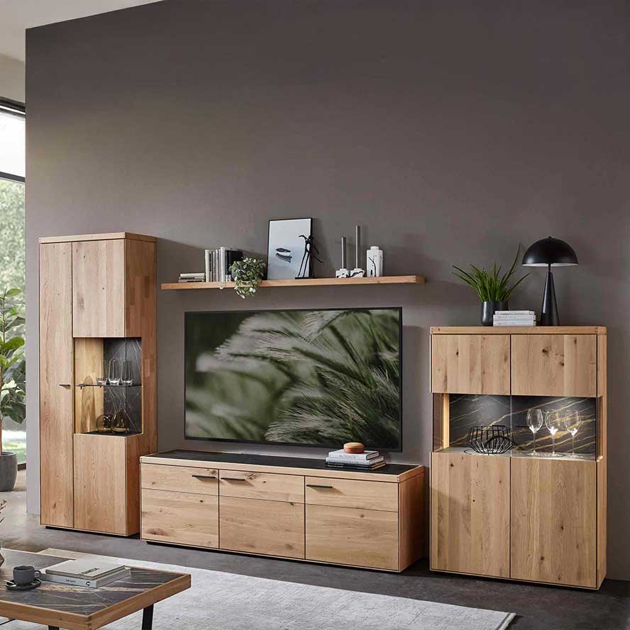 WM2520 Wohnwand Type 0016 WM2520 Wohnwand Type 00016 bestehend aus einer Vitrine mit einer Holztür und rechts eine breiteren Vitrinentür, rechts davon steht das Lowboard es besitzt drei Türen, rechts davon das Vitrinenhighboard mit zwei Türen