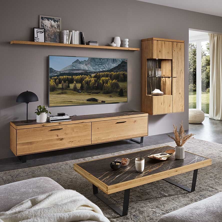WM2520 Wohnwand Type 0011 WM2520 Wohnwand Type 0011 bestehend aus einer Hängevitrine mit einer Holztür und einer etwas breiteren Vitrinentür passend links davon das Lowboard mit 1 Klappe und 1 Auszug auf Metallkufen