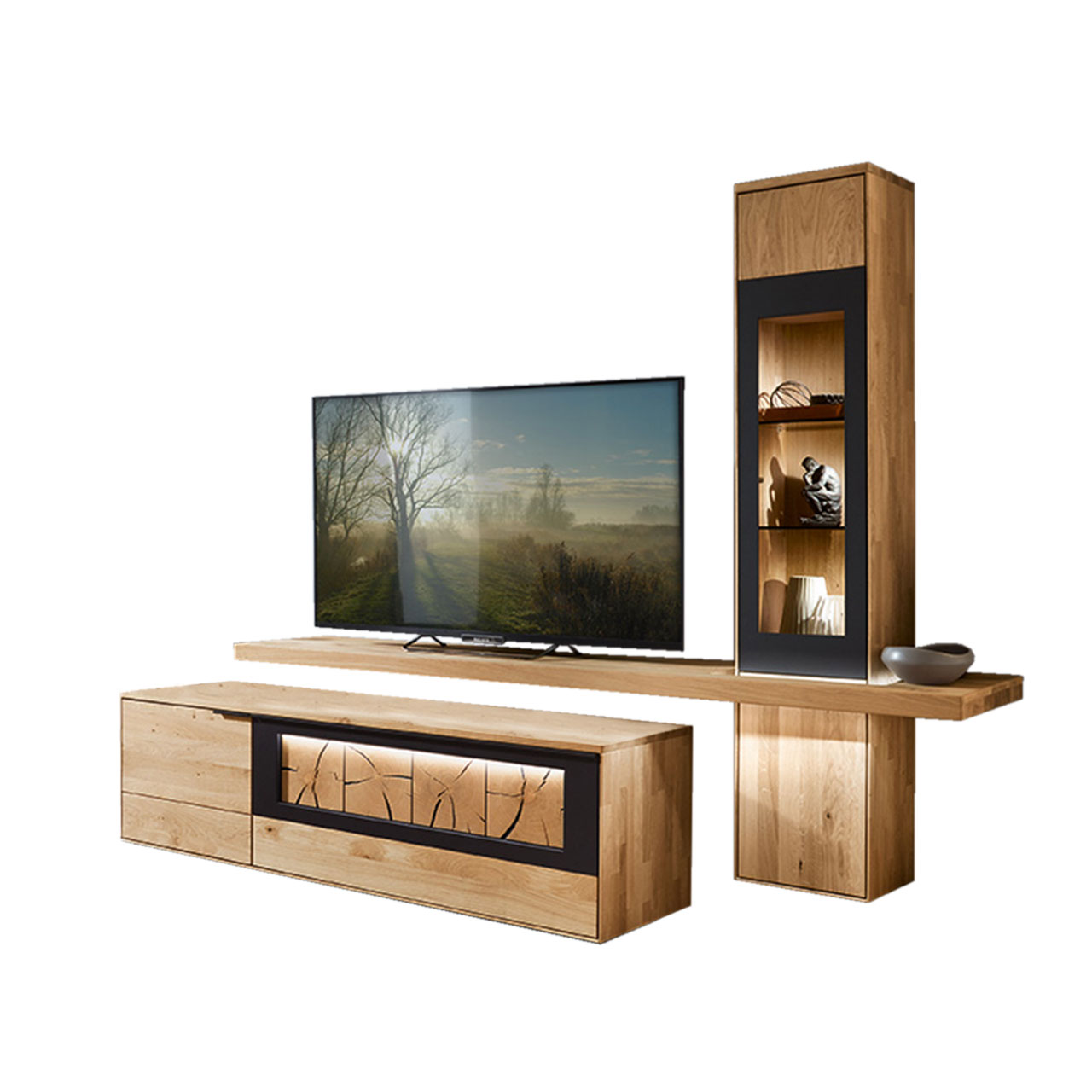 WM 1910 Wohnzimmer Type 0004G Wohnzimmer Type 0004G bestehend aus einem TV-Hängeelement als Vitrine in Wildeiche und einem mittig angebrachten Board für den Fernseher, kombiniert mit einem Lowboard in Wildeiche und Hirnholz Akzent.