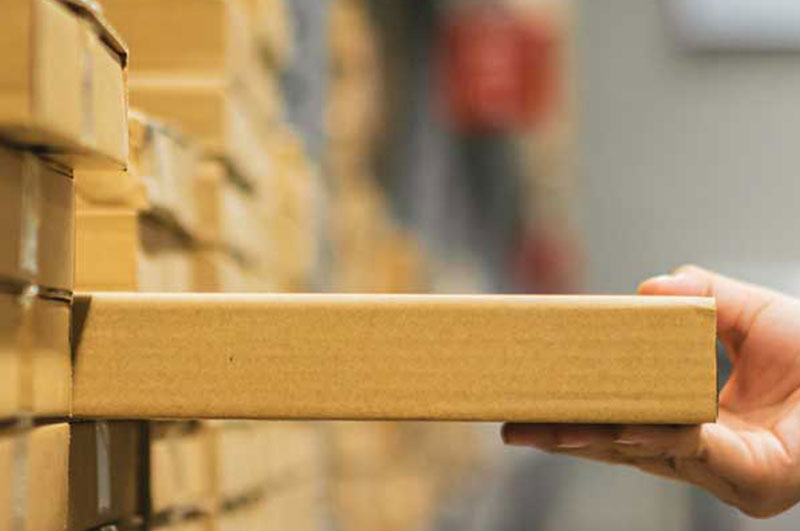 Materialmuster Bestellung Gratis Materialmuster bestellen: Hier werden Sie direkt zum Bestellformular von Gratis Materialmustern weitergeleitet. Wählen können Sie zwischen einem Holz, Stoff oder Leder Muster. Bild zeigt eine Hand die ein flaches Postpaket hält.