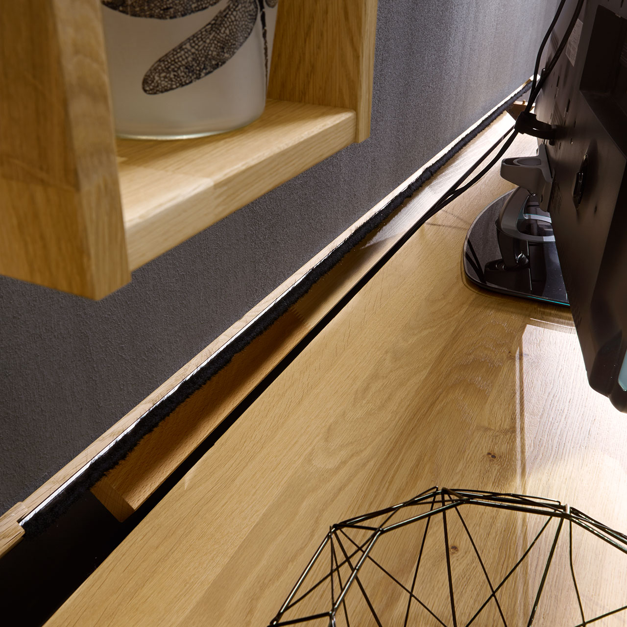 SOLEO3000-MEDIENELEMENT-KABELSCHLITZ2-WILDEICHE Kabelschlitz im Lowboard in der oberen Abdeckplatte im hinteren, an der Wand stehende Teil.