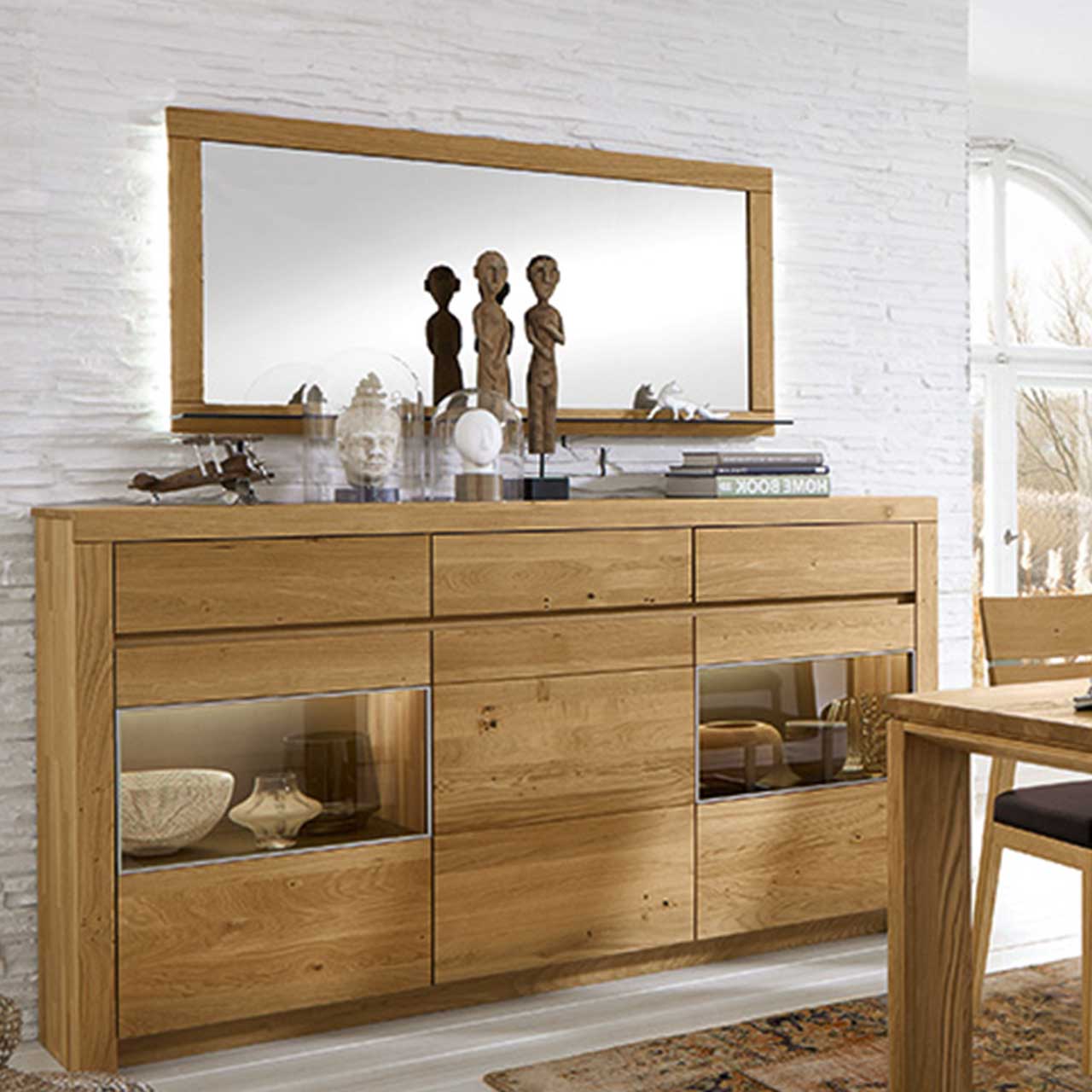 Soleo 3000 Spiegel Wildeiche SOLEO 3000 - rechteckiger Spiegel Type 2153, unter einem Sideboard dargestellt.