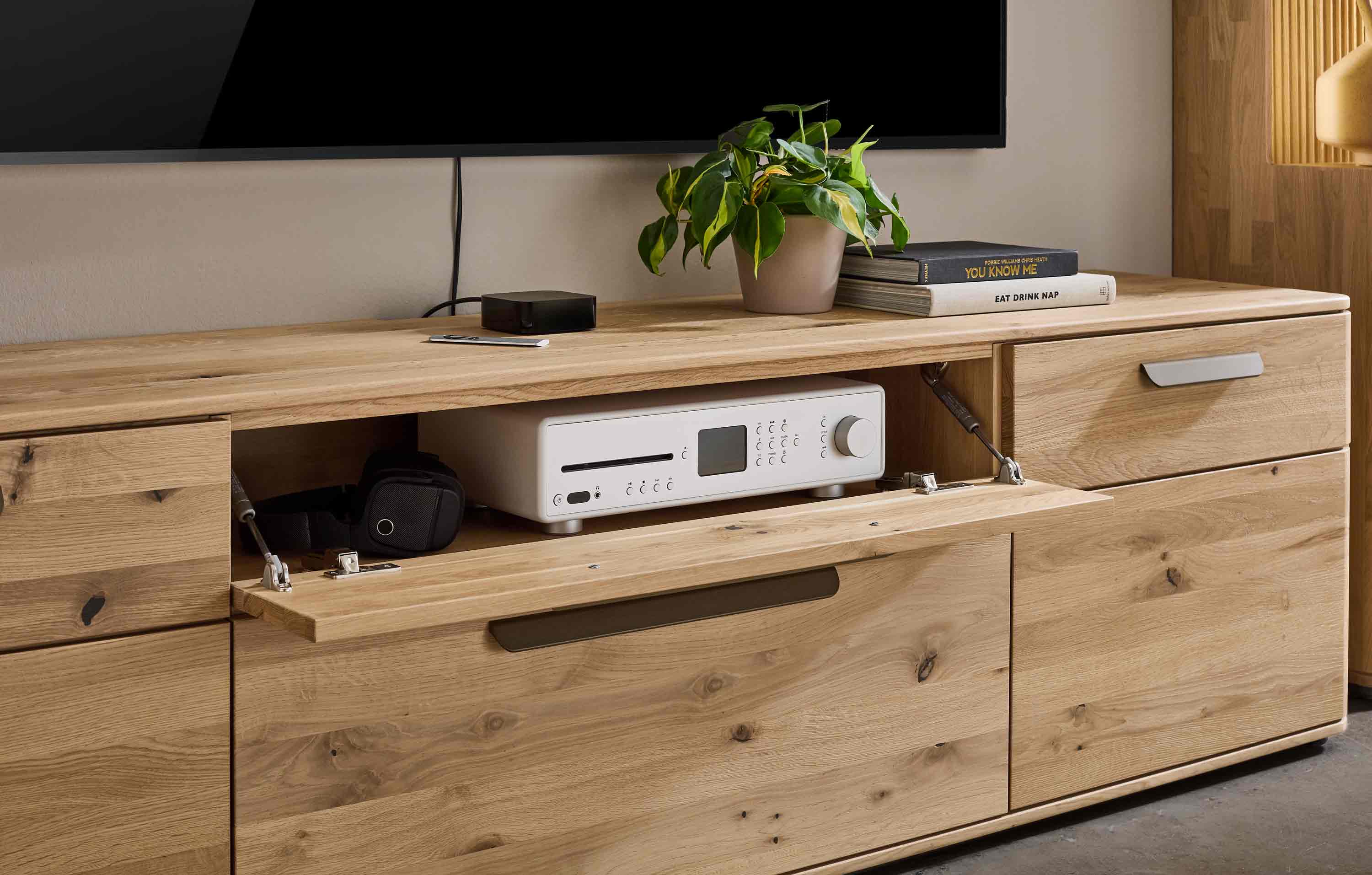 WM 2620 Lowboard detail Aufnahme von der Medienklappe mittig.