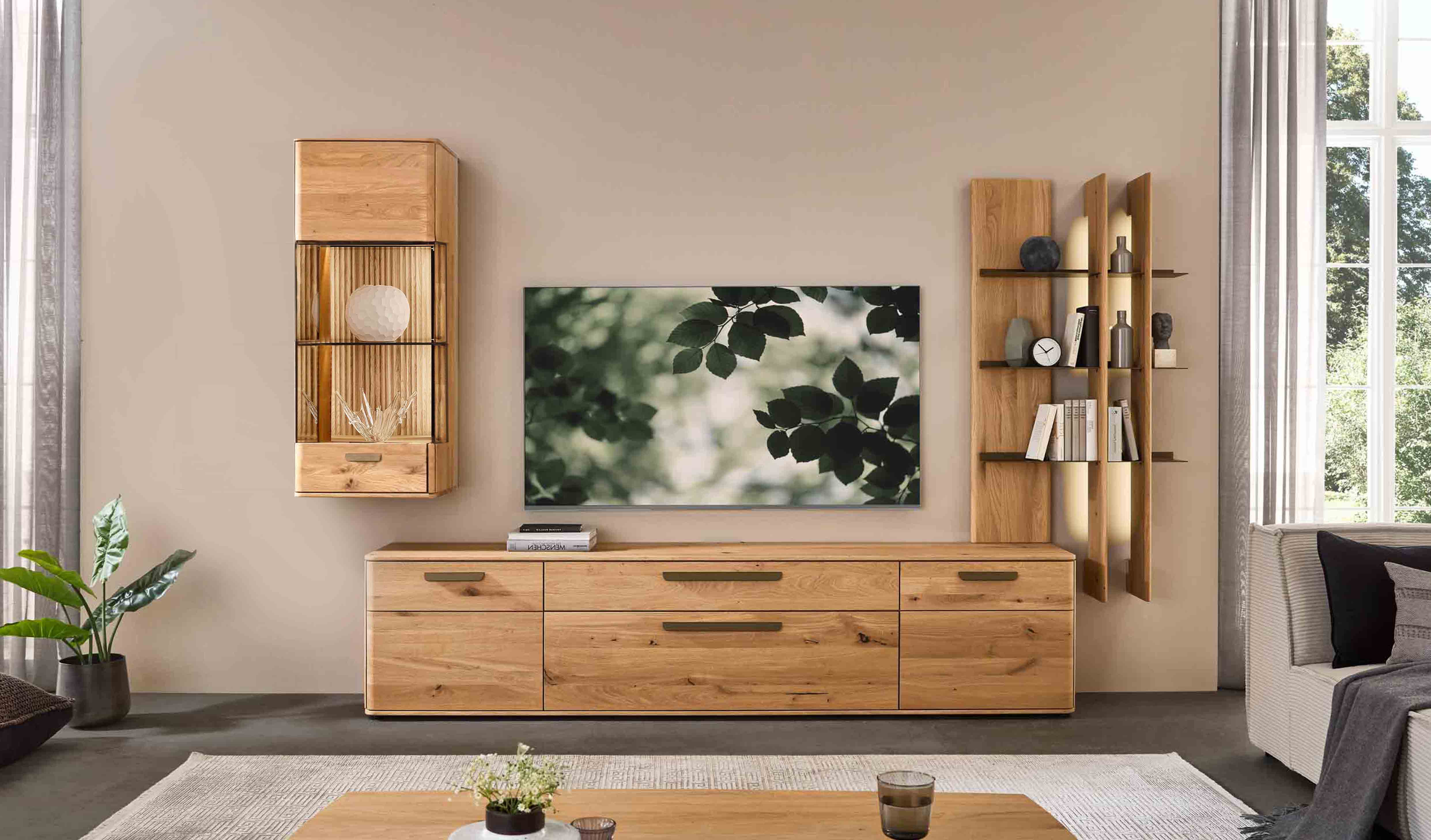 WM 2620 Wohnwand mit Hängelowboard und rechts ein Aufsatzpaneelregal, links eine 14423  Hängevitrine