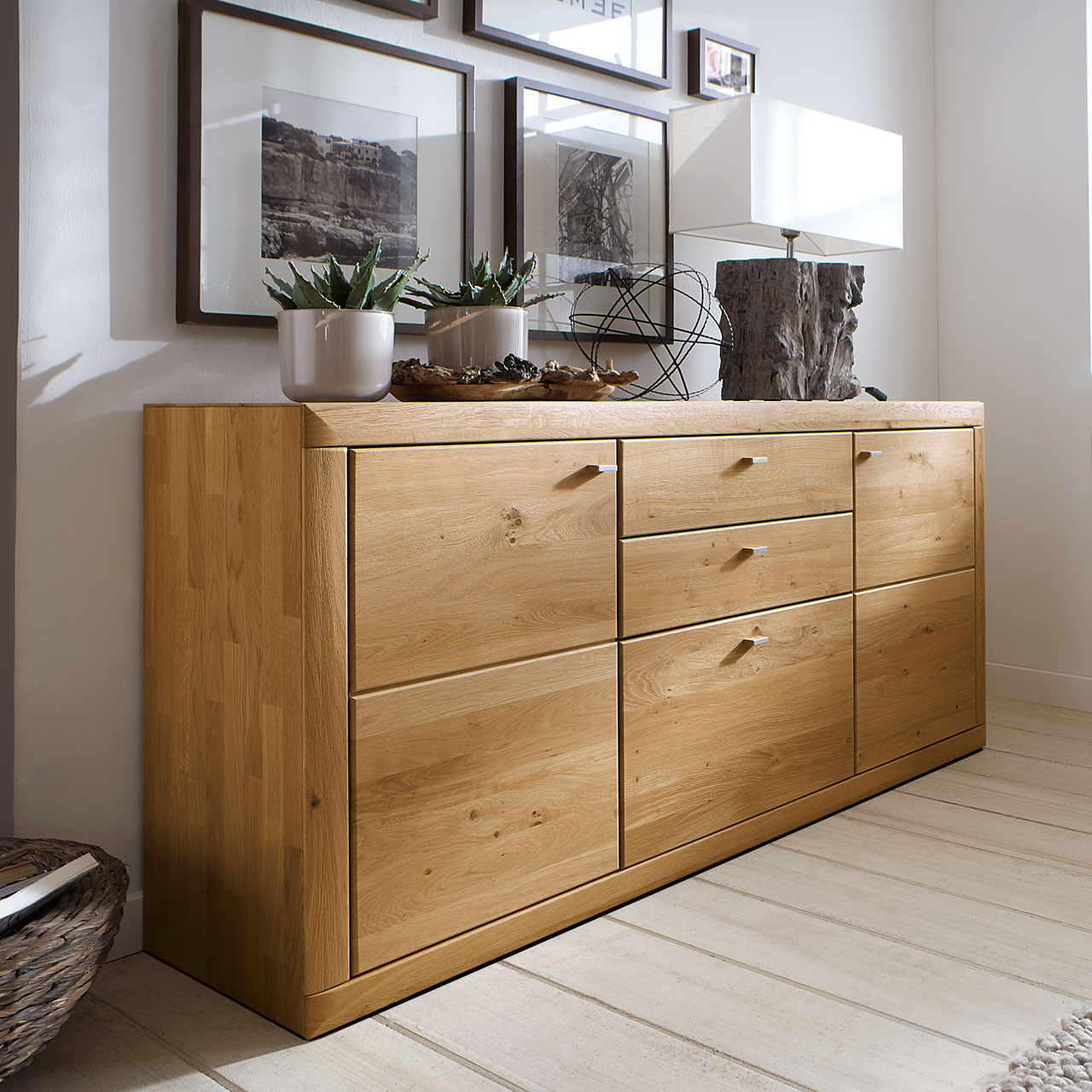 Wöstmann Aurum - Sideboard 2050, in Wildeiche, mit zwei Schubkasten und ein Auszug.