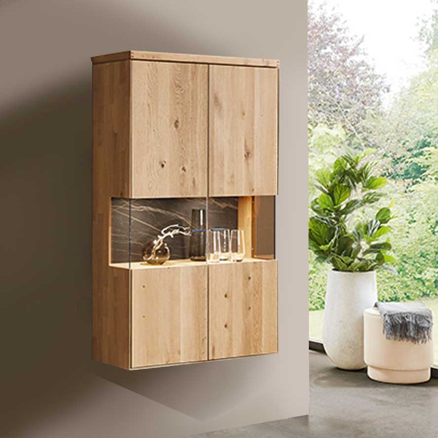 WM 2520 Hängvitrine 14950 in Wildeiche WM 2520 Hängvitrine 14950 in Wildeiche mit optionaler Keramik Rückwand im doppelten Vitrinenfach.