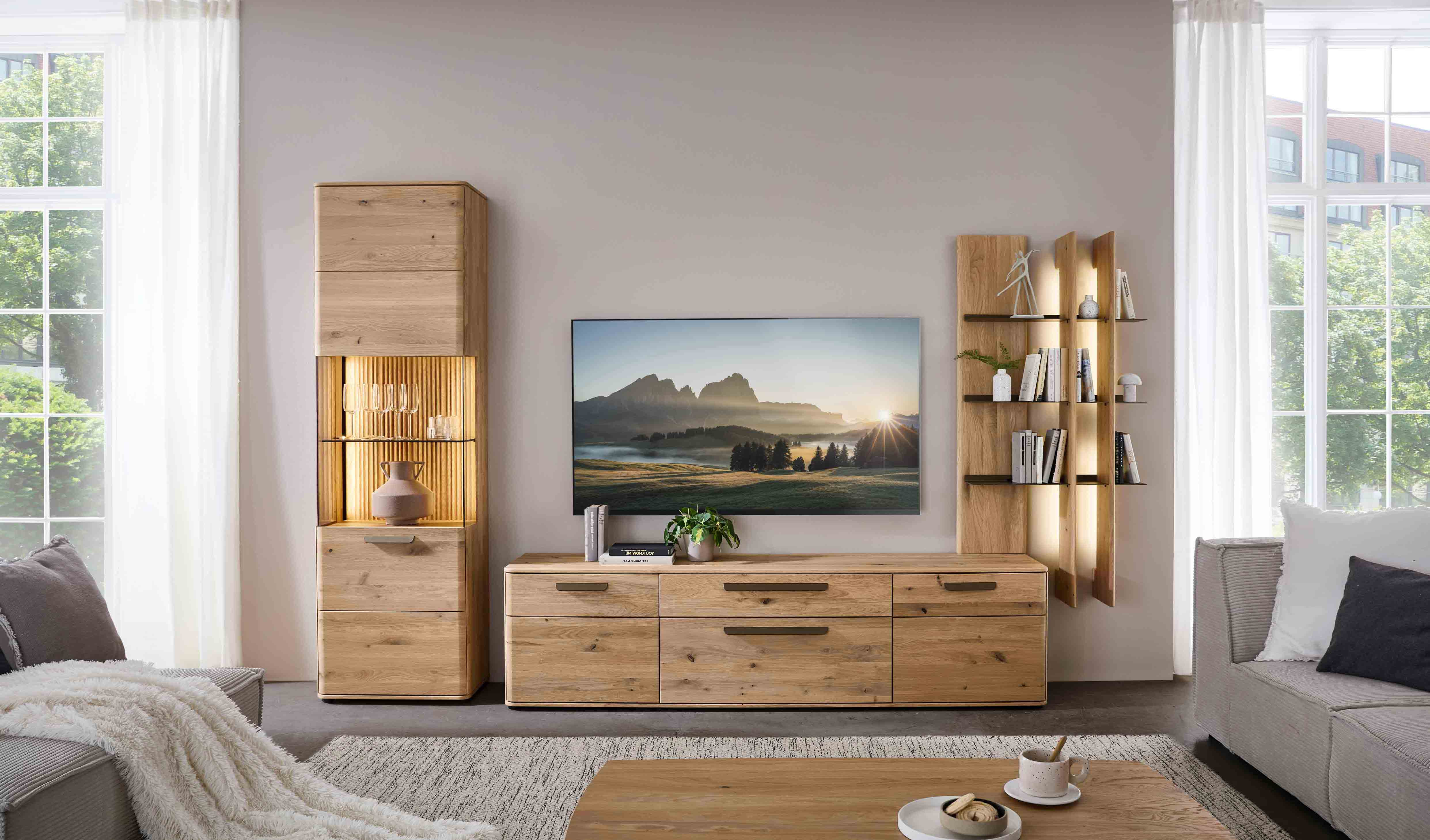 WM 2620 Wohnwand 0105 mit einer Vitrine, Lowboard und Aufsatzpaneel in Wildeiche, optional mit LED Beleuchtung.