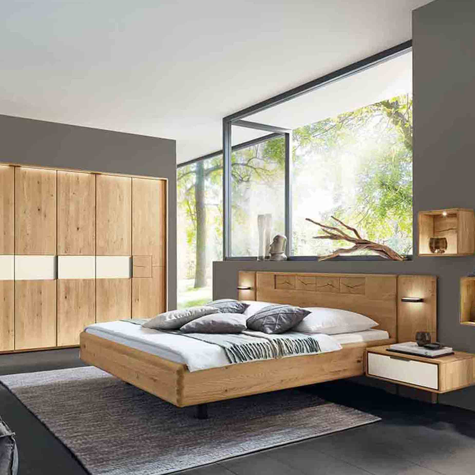 Wildeiche Schlafzimmer, Doppelbett, zwei Konsolen und Paneelaufsatz, Kombiniert mit einem 6 türigen Drehtürenschrank mit Mattglas Banderole und Hirnholz Akzenten.
