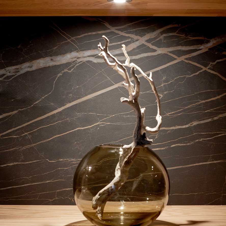 WM2520 Vitrinenausschnitt mit Keramik Akzent WM2520 Vitrinenausschnitt mit Keramik Akzent als Detail