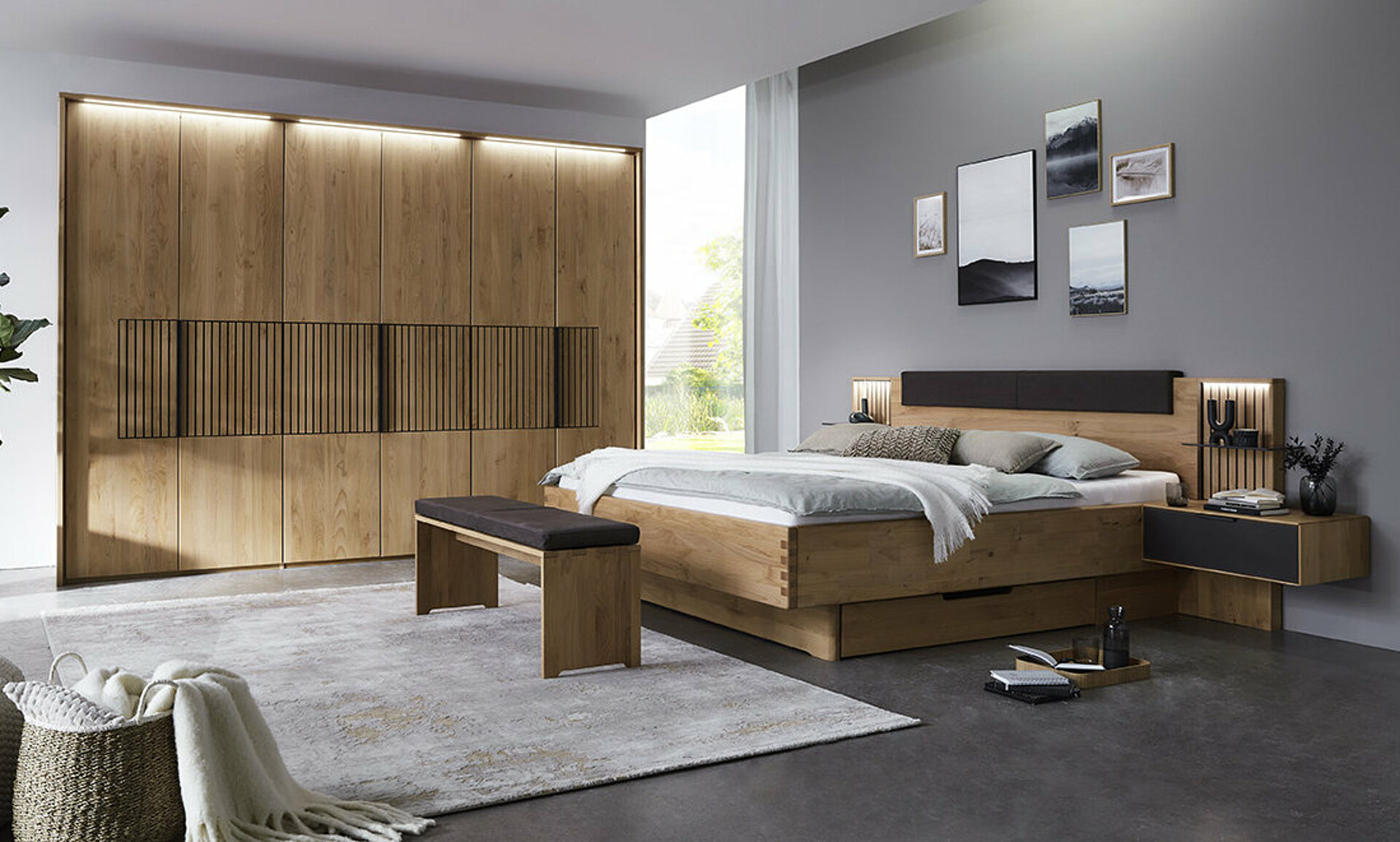 wsm 4400 Schlafzimmer Type 1029 Schlafzimmer in Wildeiche, Doppelbett, Kleiderschrank und Nachtkonsolen, letztere sind kombiniert mit Mattglas cubanit im Schubkasten. Das Highlight sind aber die Lamellen als Banderole beim Kleiderschrank.