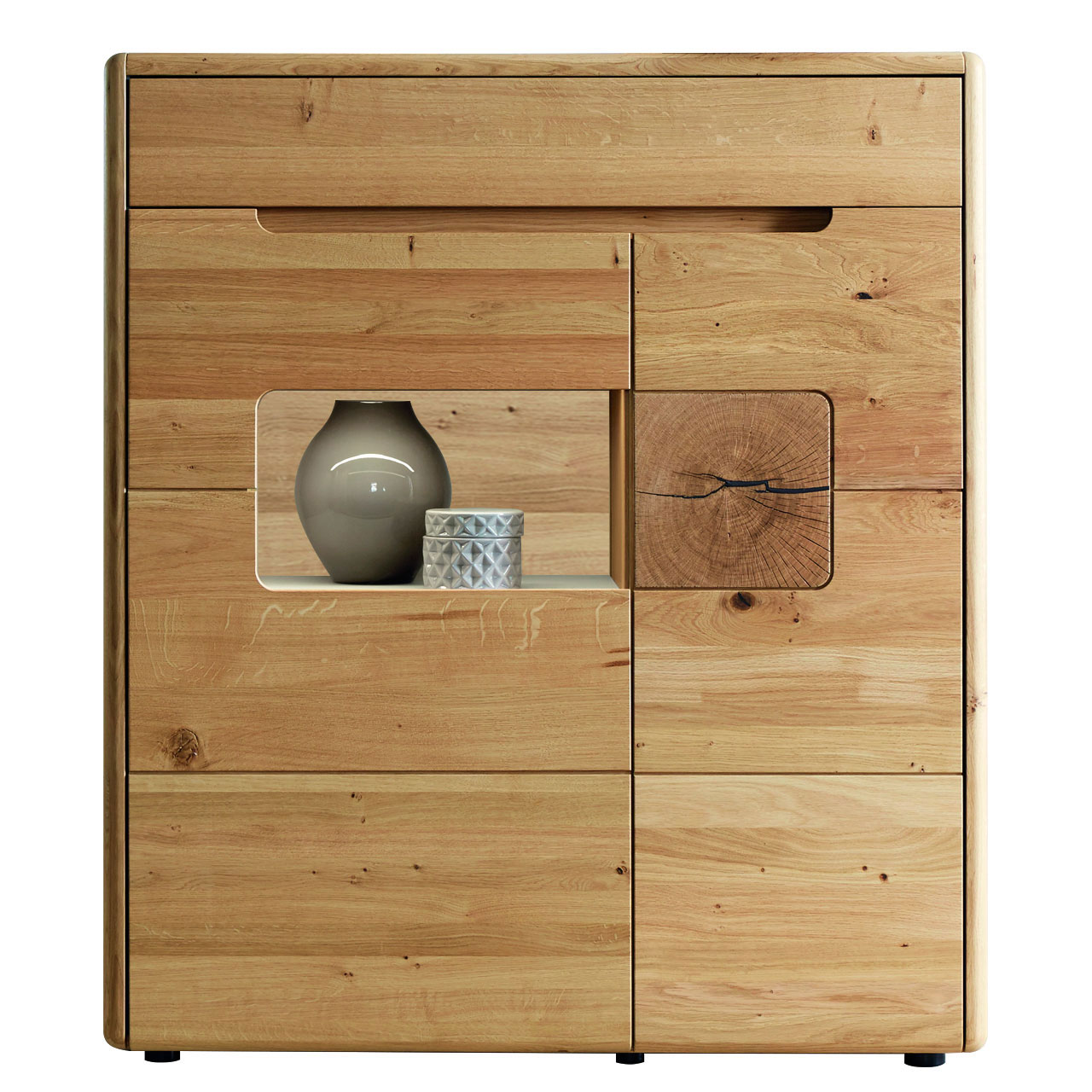 WM-solento-highboard-type-3143-3144-3-1 Solento Highboard in Wildeiche und Hirnholz Applikation, im Vitrinenfach mit der Rückwand in Wildeiche
