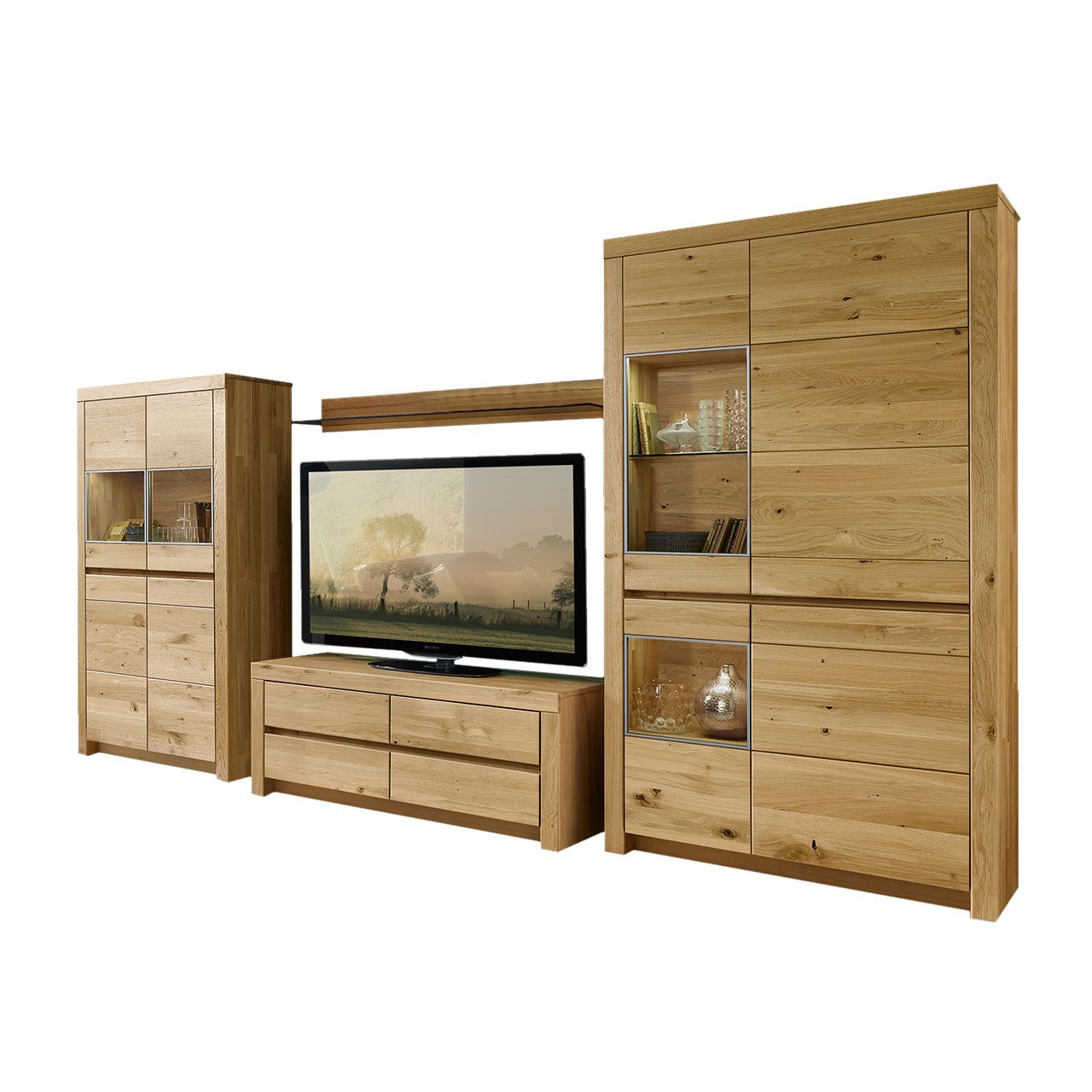 Wohnwand in massiver Wildeiche Type 3106 mit ein Lowboard, ein Zeilenschrank und einem Highboard bestehend aus 4 Türen mit zwei Vitrinenfächern nebeneinander angeordnet.
