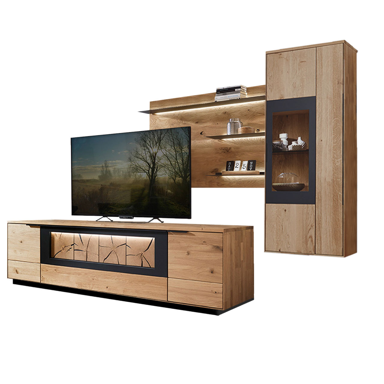 WM 1910 Wohnzimmer Type 0006S Wohnzimmer Type 0006S bestehend aus einer Hängevitrine in Wildeiche abgesetzt mit einem carbonfarbigen Metallrahmen, kombiniert mit einem angesetzten Wandpaneel, kombiniert mit einem Lowboard in Wildeiche und Hirnholz Akzent mit Sockel.