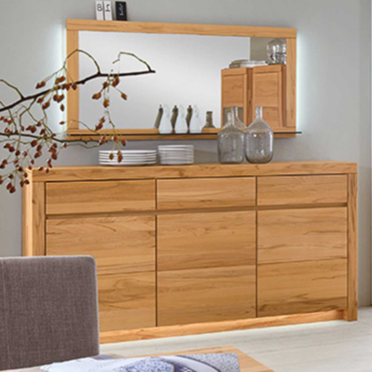 Soleo 3000 Spiegel Kernbuche SOLEO 3000 - rechteckiger Spiegel Type 2153, unter einem Sideboard dargestellt.