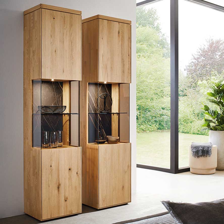 Zeilenschränke WM 2520 Hier werden Sie zu den Zeilenschränke der Serie WM 2520 weitergeleitet:  Kachel zeigt Attraktive schlanke Zeilenschränke in Wildeiche mit Vitrinenfach.