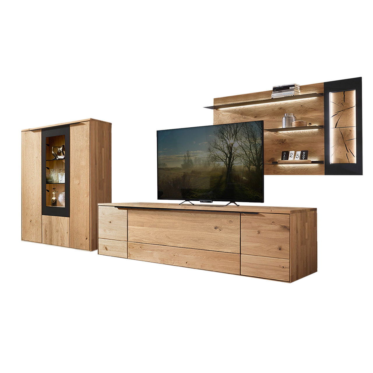 WM 1910 Wohnzimmer Type 0007G Wohnzimmer Type 0007G bestehend aus einer Highboard mit Vitrineneinsatz in Wildeiche abgesetzt mit einem carbonfarbigen Metallrahmen, kombiniert mit einem Wandpaneel, kombiniert mit einem Lowboard in Wildeiche.