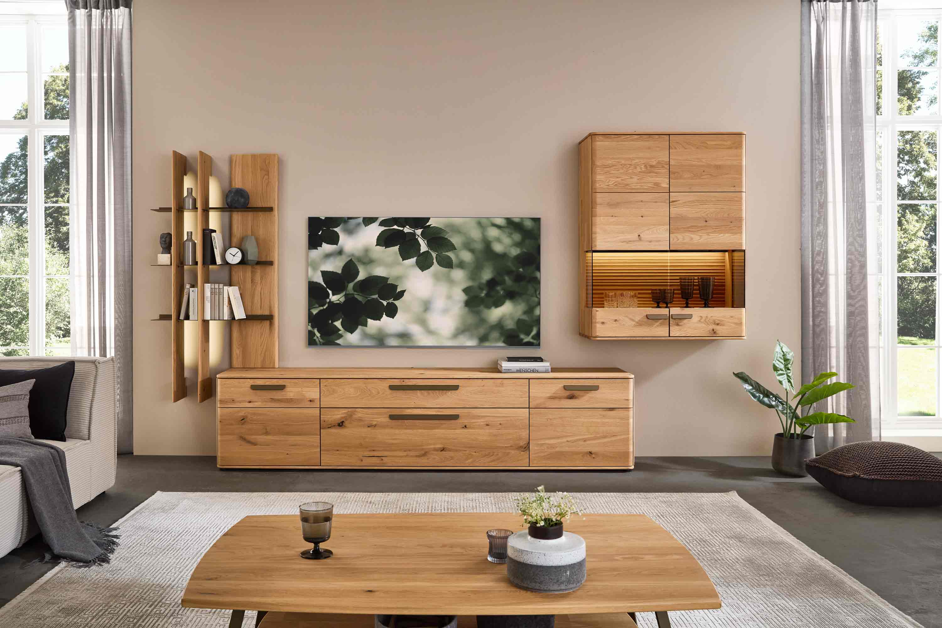 WM 2620 Wohnwand 0010 mit einem Hängelowboard, Aufsatzpaneel  und Hängevitrine in Wildeiche, optional mit LED Beleuchtung.