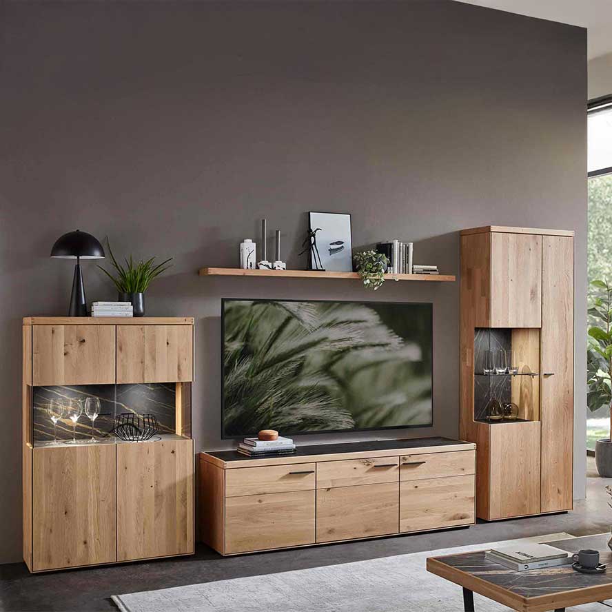 WM 2520 Wohnwand Type 00116. WM 2520 Wohnwand Type 00116 bestehend aus einer Vitrine mit einer Holztür und rechts eine breiteren Vitrinentür, links davon steht das Lowboard es besitzt drei Türen, rechts davon das Vitrinenhighboard mit zwei Türen.