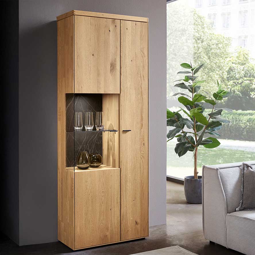 WM 2520 Zeilenschrank als Vitrine 6744 WM 2520 Zeilenschrank als Vitrine 6744 in Wildeiche mit optionaler Keramik Rückwand im Vitrinenfach.