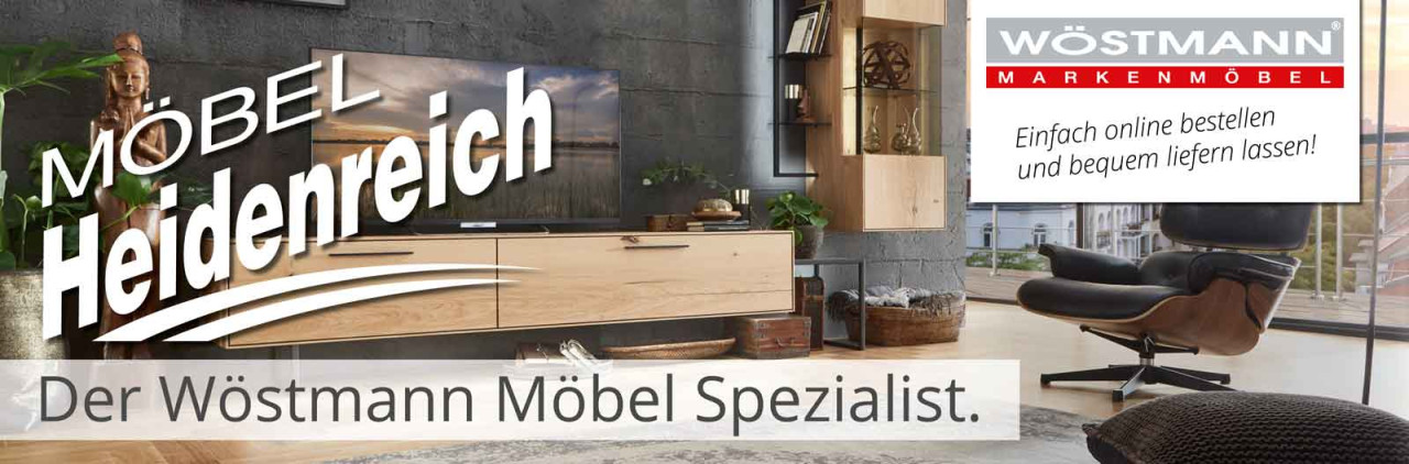 Modernes Wohnzimmer aus Wildeiche Massivholz mit Lowboard auf Metallkufen, Hängevitrine mit Glasausschnitt und seitlich angebrachten und beleuchteten Metallregal von der Möbelmarke Wöstmann. Werbetext: Der Wöstmann Möbel Spezialist.