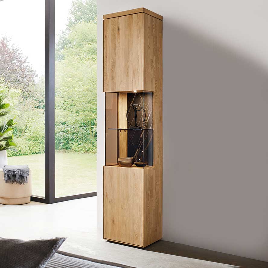 WM 2520 Zeilenschrank als Vitrine 6443 in Wildeiche WM 2520 Zeilenschrank als Vitrine 6443 in Wildeiche mit optionaler Keramik Rückwand im Vitrinenfach.