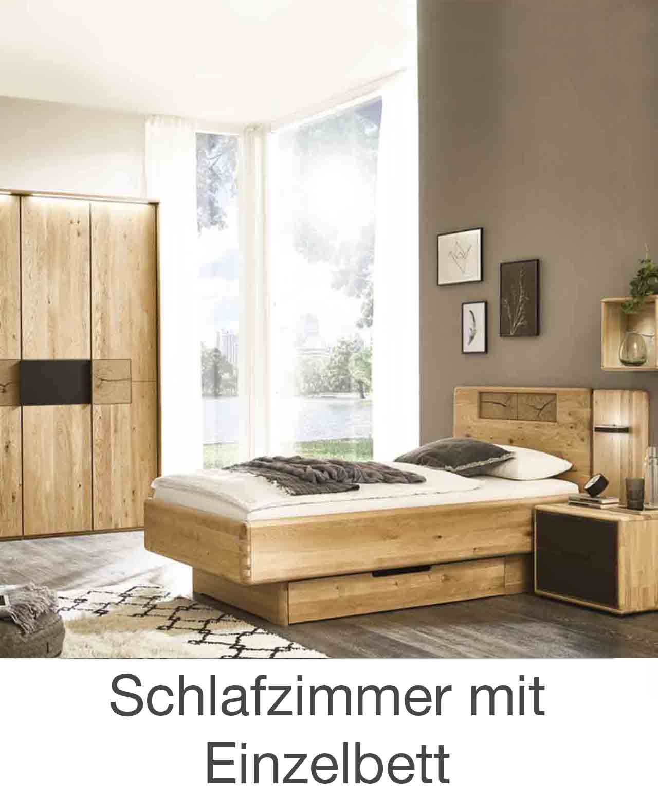 Schlafzimmer mit Drehtürenschrank und Einzelbett WSM 1600 Wildeiche Schlafzimmer, Einzelbett, zwei Konsolen und Paneelaufsatz, Kombiniert mit einem 4 türigen Drehtürenschrank mit Mattglas Banderole und Hirnholz Akzenten.
