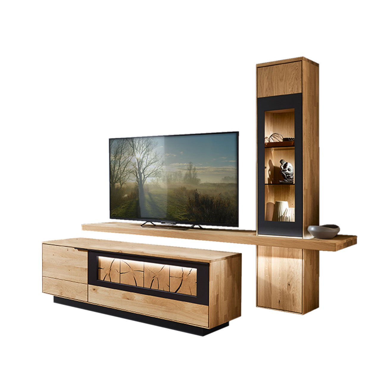 WM 1910 Wohnzimmer Type 0004S Wohnzimmer Type 0004S bestehend aus einem TV-Hängeelement als Vitrine in Wildeiche und einem mittig angebrachten Board für den Fernseher, kombiniert mit einem Lowboard in Wildeiche mit Sockel und Hirnholz Akzent.