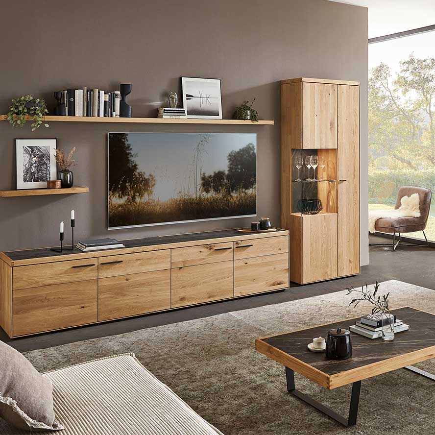 WM2520 Wohnwand Type 0004 WM2520 Wohnwand Type 0004 bestehend aus einer Hängevitrine mit doppelten Vitrinentür passend links davon das Hängelowboard mit 2 Auszügen