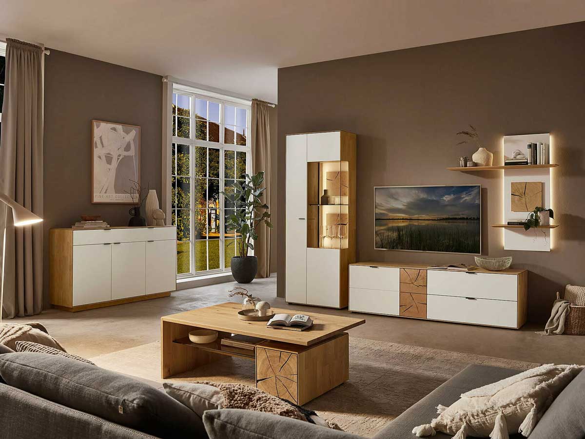 Wohnzimmer WM 2410 Banner zeigt WM 2410 Wohnprogramm von Wöstmann: Wohnwand in Wildeiche mit Lack Front in weiß kombiniert mit Hirnholz Akzent, bestehend aus einem Lowboard, Zeilenschrank inklusive Vitrinenfach plus Wandpaneel.